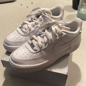 White Air Force 1’s. Big boys size 5. Wore once.
